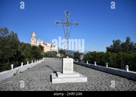 Una croce sulla strada che conduce alla chiesa di San Pancras in Conca dei Marini, un paese italiano sulla costiera amalfitana. Foto Stock