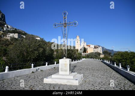 Una croce sulla strada che conduce alla chiesa di San Pancras in Conca dei Marini, un paese italiano sulla costiera amalfitana. Foto Stock