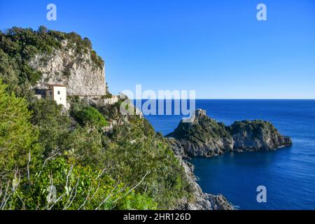 Un'immagine della scogliera nella regione di Amalfi. Foto Stock