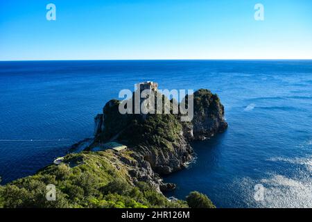 Un'immagine della scogliera nella regione di Amalfi. Foto Stock