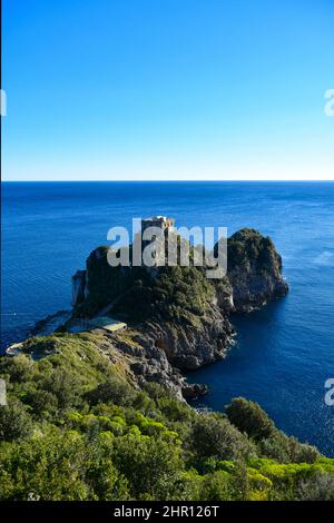 Un'immagine della scogliera nella regione di Amalfi. Foto Stock