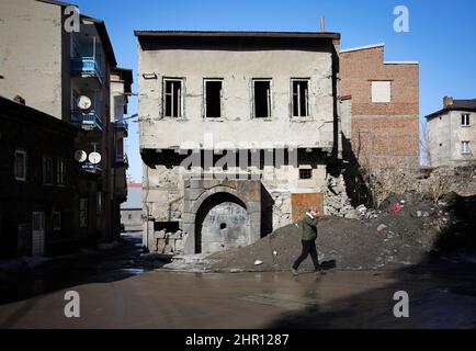 Erzurum, Istanbul, Turchia. 24th Feb 2022. La gente del posto cammina per le strade di un quartiere povero di Erzurum. Erzurum è una città conservatrice nella parte orientale della Turchia. (Credit Image: © Serkan Senturk/ZUMA Press Wire) Foto Stock