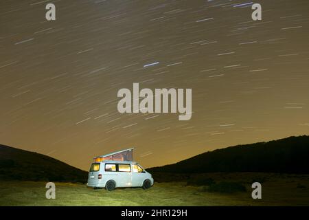 Pulmino notturno sotto le stelle nei Pirenei Foto Stock