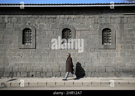 Erzurum, Istanbul, Turchia. 24th Feb 2022. La gente del posto cammina per le strade di un quartiere povero di Erzurum. Erzurum è una città conservatrice nella parte orientale della Turchia. (Credit Image: © Serkan Senturk/ZUMA Press Wire) Foto Stock