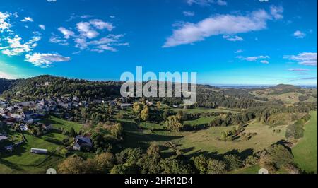 Vue panoramique du village et de l'Yssandonnais Foto Stock