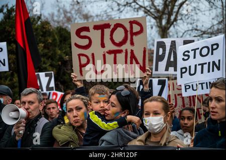 Madrid, Spagna. 24th Feb 2022. Un bambino che abbraccia è visto sua madre durante una protesta dopo i primi attacchi russi registrati in Ucraina. Gli ucraini che vivono a Madrid si sono riuniti di fronte all'ambasciata russa per protestare contro gli attacchi russi registrati in diverse parti del paese ucraino chiedendo la fine della guerra e gridando slogan contro il presidente russo Vladimir Putin. Credit: Marcos del Maio/Alamy Live News Foto Stock