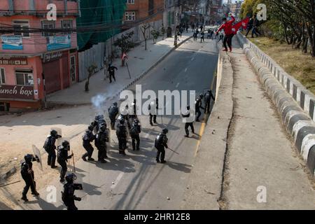 Kathmandu, Nepal. 04th Mar 2022. I manifestanti gettano mattoni e pietre alla polizia di sommossa durante la dimostrazione. Diversi partiti politici le ali giovanili si sono scontrate con la polizia nepalese al di fuori del Parlamento federale per protestare contro la sovvenzione di 500 milioni di dollari, nota come patto della Millennium Challenge Corporation (MCC). L'accordo, firmato nel 2017, deve ancora essere ratificato dal parlamento, che ha tempo fino alla fine del febbraio 2022 per farlo. I manifestanti affermano che l’accordo mina la sovranità del Nepal, affidando troppa influenza agli Stati Uniti. Credit: SOPA Images Limited/Alamy Live News Foto Stock