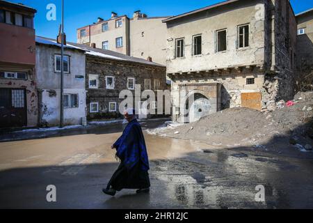 Erzurum, Istanbul, Turchia. 24th Feb 2022. La gente del posto cammina per le strade di un quartiere povero di Erzurum. Erzurum è una città conservatrice nella parte orientale della Turchia. (Credit Image: © Serkan Senturk/ZUMA Press Wire) Foto Stock