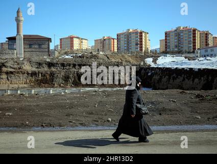 Erzurum, Istanbul, Turchia. 24th Feb 2022. La gente del posto cammina per le strade di un quartiere povero di Erzurum. Erzurum è una città conservatrice nella parte orientale della Turchia. (Credit Image: © Serkan Senturk/ZUMA Press Wire) Foto Stock