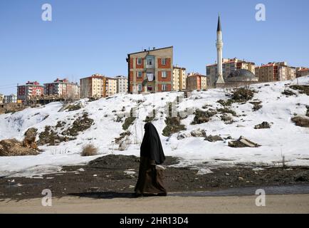 Erzurum, Istanbul, Turchia. 24th Feb 2022. La gente del posto cammina per le strade di un quartiere povero di Erzurum. Erzurum è una città conservatrice nella parte orientale della Turchia. (Credit Image: © Serkan Senturk/ZUMA Press Wire) Foto Stock