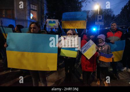 Danzica, Polonia. 24th Feb 2022. I manifestanti che hanno striscioni anti-Putin, anti-russi e anti-bellici fuori dal consolato russo sono visti a Danzica, in Polonia il 24 febbraio 2022 gli Ukrainas che vivono nella città e i loro sostenitori protestano contro l'aggressione russa contro l'Ucraina . Le persone con bandiere ucraine sono viste Credit: Vadim Pacajev/Alamy Live News Foto Stock