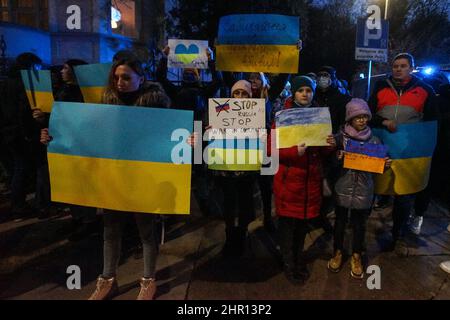 Danzica, Polonia. 24th Feb 2022. I manifestanti che hanno striscioni anti-Putin, anti-russi e anti-bellici fuori dal consolato russo sono visti a Danzica, in Polonia il 24 febbraio 2022 gli Ukrainas che vivono nella città e i loro sostenitori protestano contro l'aggressione russa contro l'Ucraina . Le persone con bandiere ucraine sono viste Credit: Vadim Pacajev/Alamy Live News Foto Stock