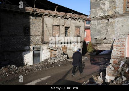 Erzurum, Istanbul, Turchia. 24th Feb 2022. La gente del posto cammina per le strade di un quartiere povero di Erzurum. Erzurum è una città conservatrice nella parte orientale della Turchia. (Credit Image: © Serkan Senturk/ZUMA Press Wire) Foto Stock