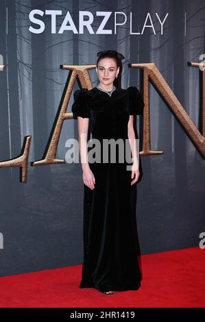 Sophie Skelton arriba alla mostra di costumi "Outlander" Season Six Premiere al Royal Foto Stock