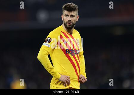 Napoli, Italia. 24th Feb 2022. Gerard Pique di Barcellona durante l'Europa League Knock-out Play-off seconda tappa di calcio tra SSC Napoli e FC Barcellona allo stadio Diego Armando Maradona di Napoli (Italia), 24th febbraio 2021. Foto Cesare Purini/Insidefoto Credit: Ininsidefoto srl/Alamy Live News Foto Stock