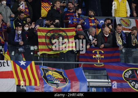 Napoli, Italia. 24th Feb 2022. I tifosi di Barcellona si rallegrano durante la partita di calcio della seconda tappa dell'Europa League Knock-out tra la SSC Napoli e il FC Barcelona allo stadio Diego Armando Maradona di Napoli (Italia), 24th febbraio 2021. Foto Cesare Purini/Insidefoto Credit: Ininsidefoto srl/Alamy Live News Foto Stock
