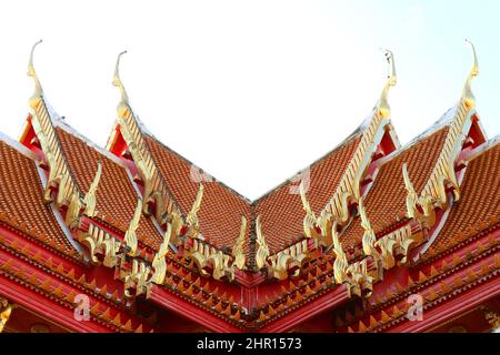Splendido tetto di Gable multistrato della Sala delle ordinazioni di Wat Benchamabophit o del Tempio di marmo di Bangkok, Thailandia Foto Stock