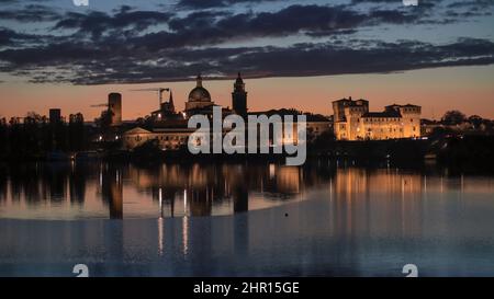 skyline mantova al crepuscolo Foto Stock