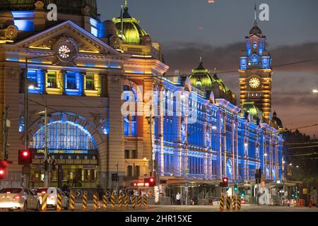 Melbourne, Australia. Melbourne Landmark Flinders Street Railway Station illuminata di notte nei colori dell'Ucraina come segno di solidarietà. Foto Stock