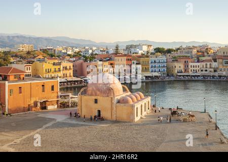 Tramonto nella città di Chania, vista sulla moschea vecchia, Creta, Grecia Foto Stock