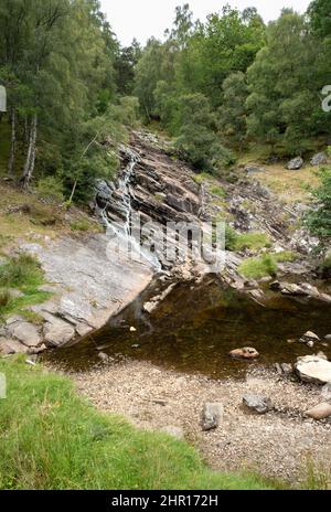 Guardando la cascata di Kinloch Rannoch verso Meall Breac a Rannoch, Scozia, Regno Unito Foto Stock