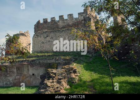 L'Heptapyrgion (Yedi Kule, una fortezza dell'epoca ottomana) e parte delle mura medievali della città di Salonicco, in Grecia. Foto Stock