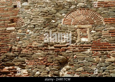 L'Heptapyrgion (Yedi Kule, una fortezza dell'epoca ottomana) e parte delle mura medievali della città di Salonicco, in Grecia. Foto Stock