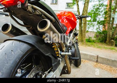 Bella vista posteriore moto potente, serbatoio gas rosso, ruota posteriore moto, tubo di scarico, elegante vista moto Foto Stock