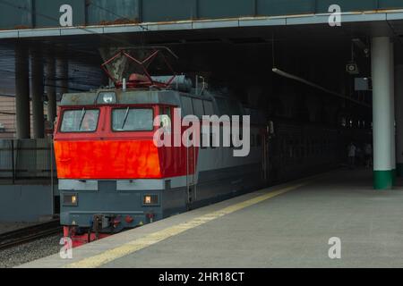 Un treno passeggeri è in piedi alla piattaforma della stazione in attesa di partenza, San Pietroburgo, stazione ferroviaria Ladozhsky. Foto Stock