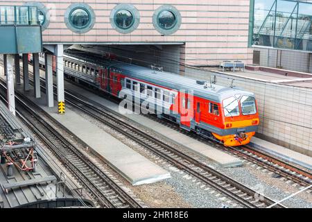 Un treno passeggeri è in piedi alla piattaforma della stazione in attesa di partenza, San Pietroburgo, stazione ferroviaria Ladozhsky. Foto Stock