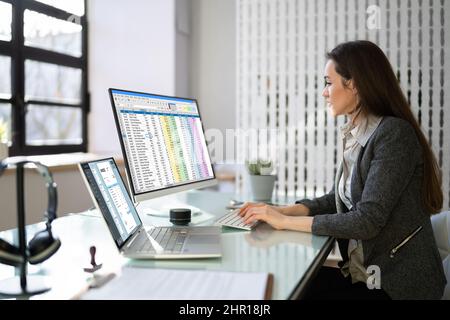 Utilizzo del foglio di calcolo della fattura aziendale su computer Monitor Foto Stock