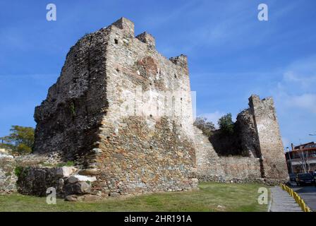 L'Heptapyrgion (Yedi Kule, una fortezza dell'epoca ottomana) e parte delle mura medievali della città di Salonicco, in Grecia. Foto Stock