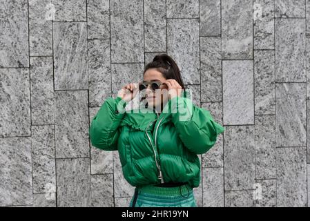 Milano, Lombardia, Italia. 24th Feb 2022. Un ospite pone per il fotografo durante la settimana della moda di Milano Donne Autunno/Inverno 2022-2023 (Credit Image: © Ervin Shulku/ZUMA Press Wire) Credit: ZUMA Press, Inc./Alamy Live News Foto Stock