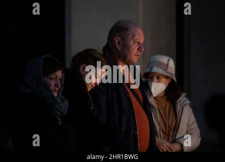 Ponte Carlo, Praga. 24th Feb 2022. I credenti, specialmente quelli ucraini che vivono a Praga, partecipano alla messa per la pace nella Cattedrale di San Clemente, vicino al Ponte Carlo, Praga, Repubblica Ceca, 24 febbraio 2022. Credit: Michaela Rihova/CTK Photo/Alamy Live News Foto Stock