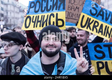 Praga, Repubblica Ceca. 24th Feb 2022. Un manifestante fa un segno di V durante la dimostrazione. Diverse migliaia di manifestanti hanno partecipato a un raduno a Praga per dimostrare il sostegno dell'Ucraina dopo che il presidente russo Vladimir Putin ha autorizzato l'operazione militare in Ucraina. Credit: SOPA Images Limited/Alamy Live News Foto Stock