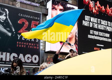 New York, NY, USA. 24th Feb 2022. 24 febbraio 2022 - New York, NY, Stati Uniti: L'uomo con una bandiera Ucraina in un raduno 'Spop Putin' organizzato come risposta alla guerra in Ucraina. (Credit Image: © Michael Brochstein/ZUMA Press Wire) Foto Stock