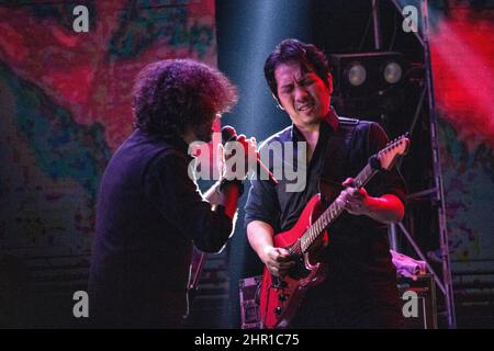 Kolkata, India. 23rd Feb 2022. Il grande ritorno del nome più grande del Bengala nella roccia, il potente Rupam Islam ha condotto i fossili al parco di Nicco Big Lawn (Plaza III). Tuborg Fossils Jhor 2 è un sequel del grande successo Fossils Jhor show tenuto a Nazrul Manch nel 2019. La mania per i biglietti di ritorno poi ha fatto il Manch Nazrul mammoth cadere a corto di posti a sedere. Questa volta, lo spettacolo si terrà dal vivo da sotto il cielo aperto al Big Lawn di Nicco Park, dove 1 piedi quadrati di spazio aperto lac aspettano per accogliere gli appassionati da tutto il Bengala. (Foto di Sudip Chanda/Pacific Press/Sipa USA) Credit: Sipa USA/Alamy Live News Foto Stock