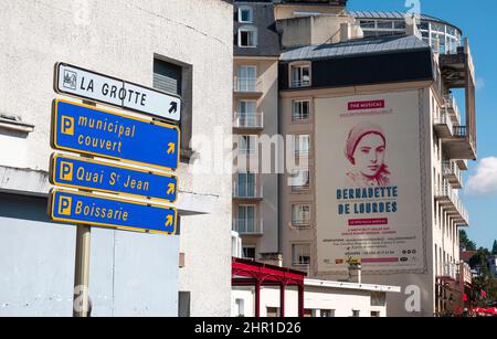 Lourdes, Francia - 28 agosto 2021: Indicazioni per la grotta delle apparizioni a Lourdes e i parcheggi. Foto Stock