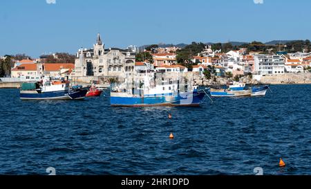 Cadcais, palacio seixas, paesaggio urbano, baia, barche da pesca e porto Foto Stock