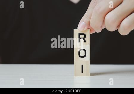 Cubi di legno con ROI Return on Investment Symbol sullo sfondo e copy space.Business Concepts. Foto Stock
