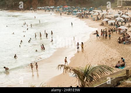 Grande gruppo di persone sulla spiaggia di Paciencia nel quartiere Rio Vermelho di Salvador, Brasile. La gente havin Foto Stock