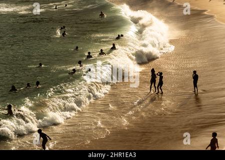 Grande gruppo di persone sulla spiaggia di Paciencia nel quartiere Rio Vermelho di Salvador, Brasile. La gente havin Foto Stock