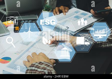 Businessman toccare ESG Environmental Social Governance schermo virtuale Internet Business Technology concetto. Foto Stock