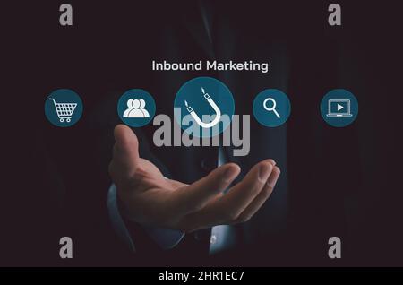 Mano uomo d'affari icona Inbound marketing virtuale schermo Internet Business Big data tecnologia concetto. Foto Stock