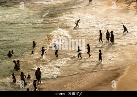 Grande gruppo di persone sulla spiaggia di Paciencia nel quartiere Rio Vermelho di Salvador, Brasile. La gente havin Foto Stock