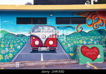Furgone hippie dipinto su un muro, Grecia, Creta, Matala Foto Stock
