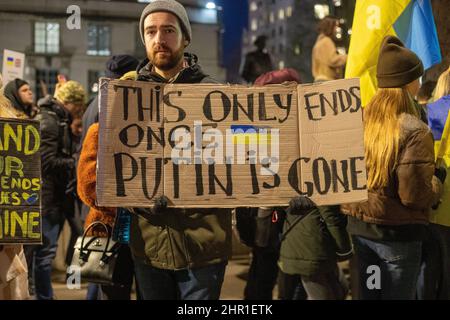 LONDRA, FEBBRAIO 24th i manifestanti pro-Ucraina protestano contro l'invasione russa dell'Ucraina.il giovedì 24th febbraio 2022. (Credit: Lucy North | MI News) Credit: MI News & Sport /Alamy Live News Foto Stock