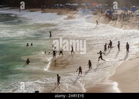 Grande gruppo di persone sulla spiaggia di Paciencia nel quartiere Rio Vermelho di Salvador, Brasile. La gente havin Foto Stock