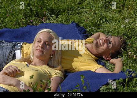 Coppia amorevole che giace in un prato , Germania Foto Stock