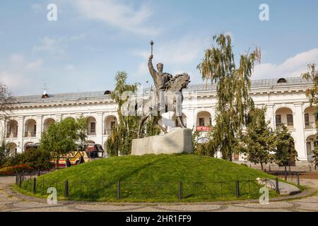 Statua equestre di hetman Petro Konashevych-Sahaidachny in Piazza Kontraktova nel distretto di Podil, Kiev (Kiev), capitale dell'Ucraina Foto Stock